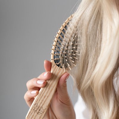 Oval Brush with Short Pins (Short to Medium Hair)