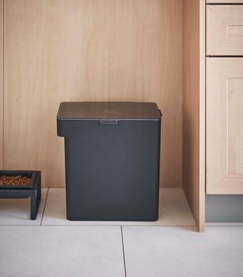Airtight Pet Food Storage Container (15 Lbs.)
