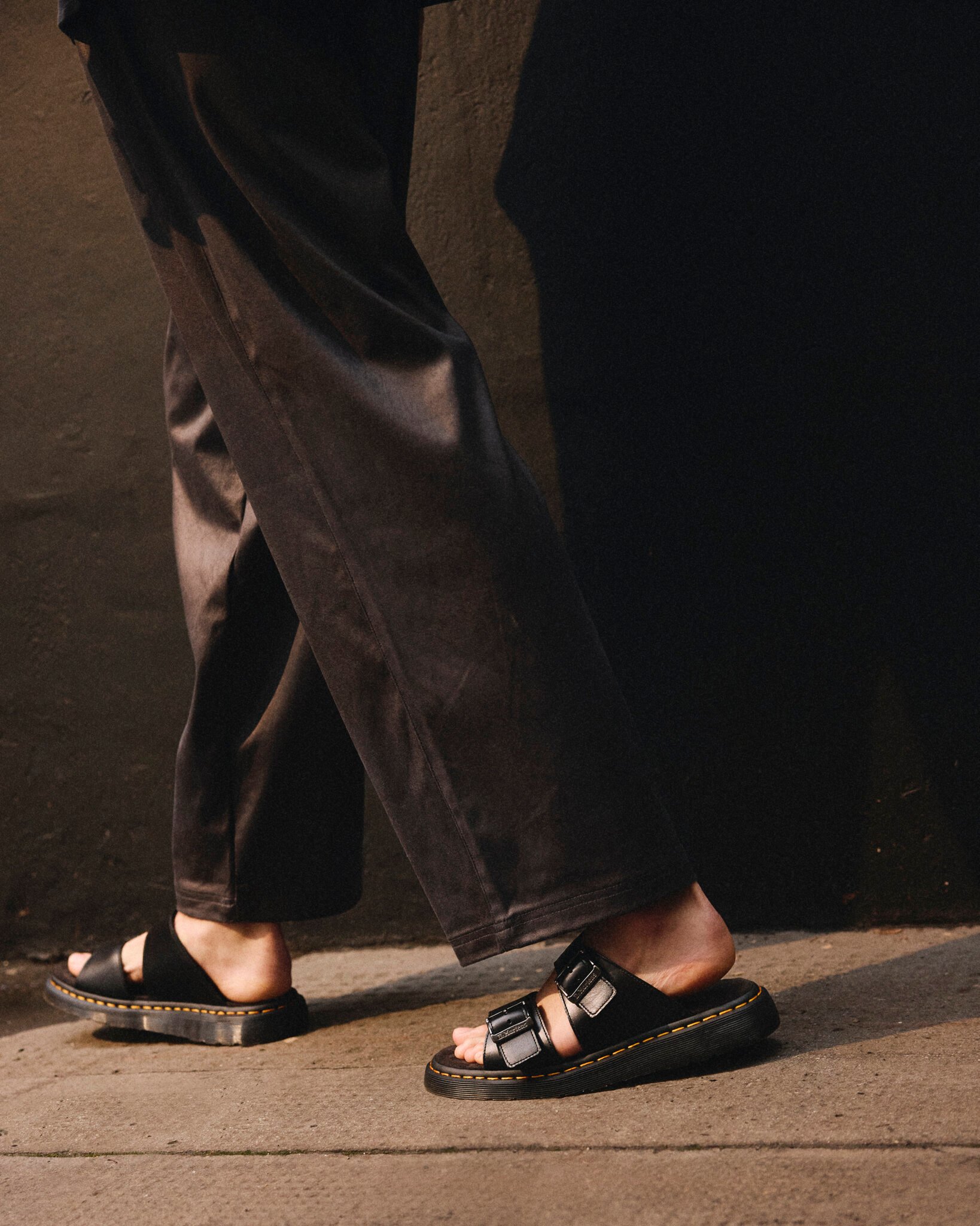 【Dr.Martens】JOSEF R6121 Josef Analine Leather Buckle Slide Sandals in Black Analine